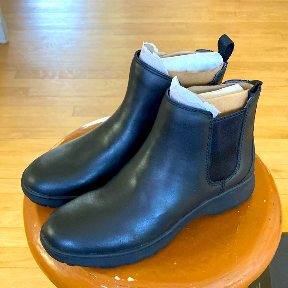 Vionic Evergreen black leather ankle boots